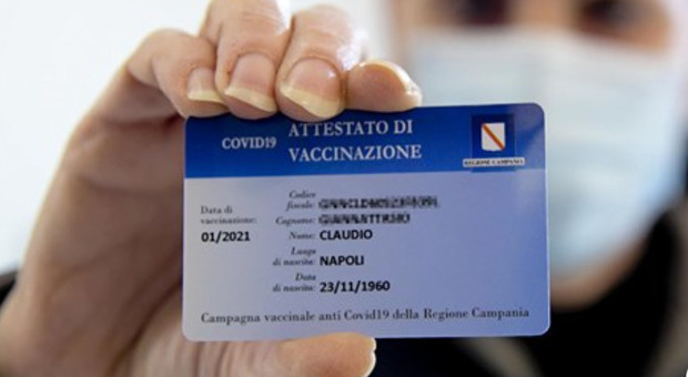 Green pass, De Luca firma l'ordinanza: «In Campania hotel, spettacoli e matrimoni solo con il certificato»