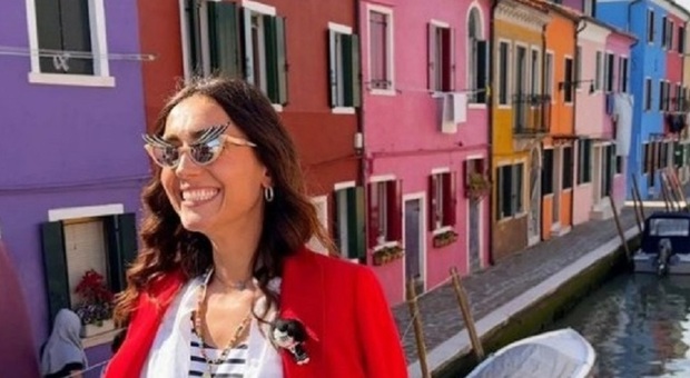 Caterina Balivo "travel blogger" in Veneto: i consigli su cosa vedere a Burano, Murano e Torcello. La polemica: «Non abbiamo soldi per le vacanze»