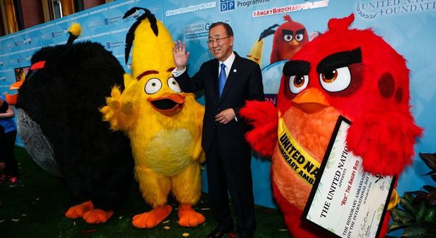 Il Segretario Generale dell'Onu, Ban Ki-moon, con gli uccelli di "Angry Birds"