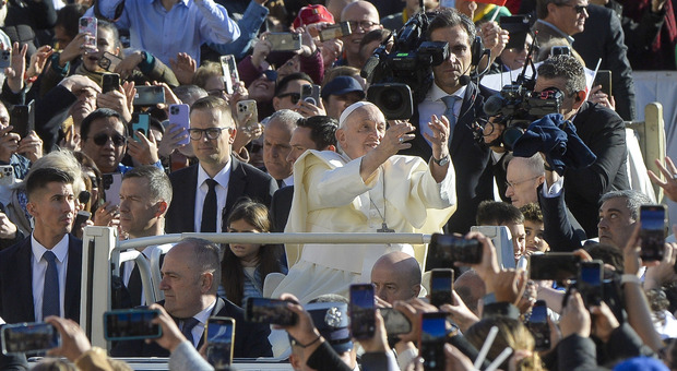 Papa Francesco, domenica 19 novembre invita i poveri alla messa e poi al pranzo offerto dall'Hilton