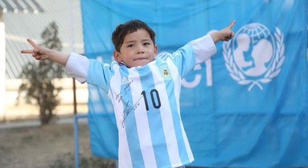Il piccolo Murtaza con la maglia originale di Leo Messi