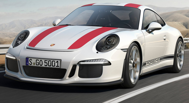 Porsche ha deciso di preservare la purezza del motore aspirato nella 911 R. Sotto il cofano posteriore c'è un boxer 6 cilindri 4 litri da 500 CV, che ruggisce fino oltre gli 8.250 giri, abbinato a un cambio manuale a 6 marce e alla trazione posteriore