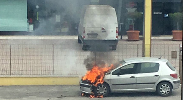 L’auto prende fuoco mentre guida: scappa e riesce a salvarsi