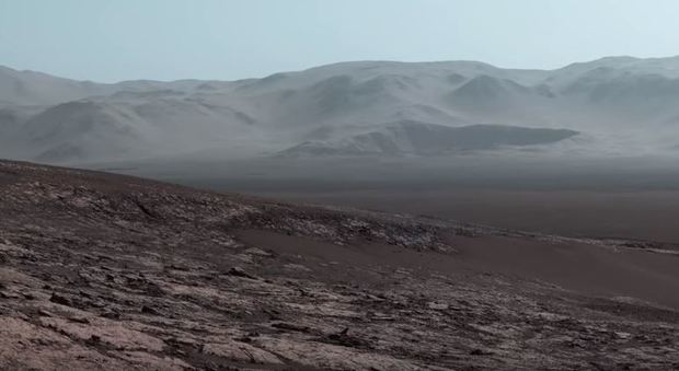Com'è grigio il Pianeta Rosso: le nuove immagini del rover Curiosity e il gioco dei colori Video