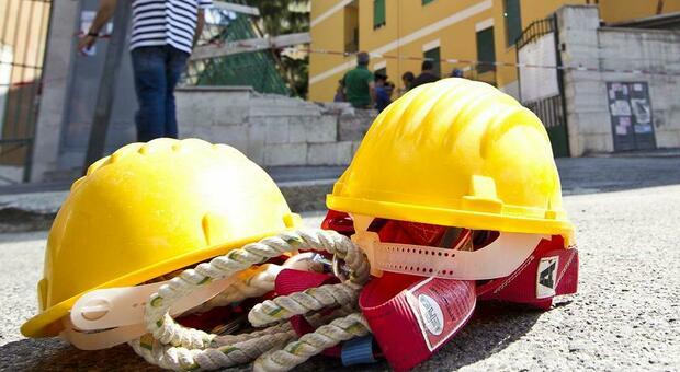 Genova, operaio muore in un cantiere schiacciato dai tubi