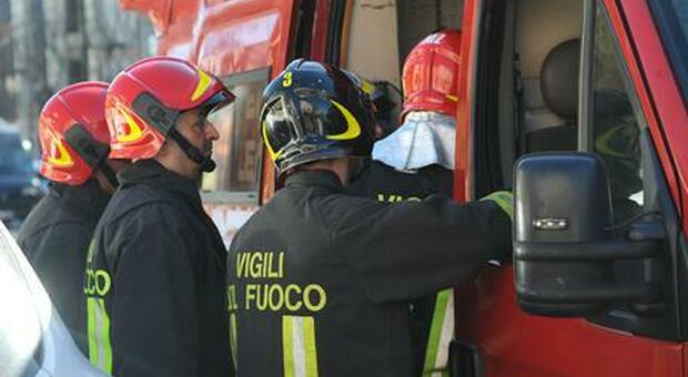 Torino, in fiamme un'azienda agricola: bruciate due tensostrutture e 800 rotoballe di fieno