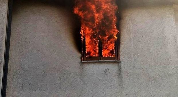 Caricabatterie difettoso, scoppia incendio in abitazione di Teano