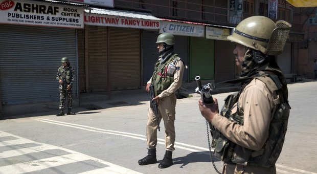 Militari indiani in strada a caccia del padre in fuga