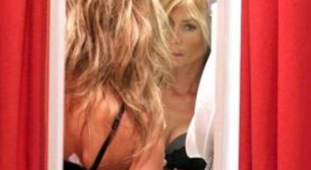 Silvia Abbate pupa sexy, strip in camerino durante la prova del completino intimo