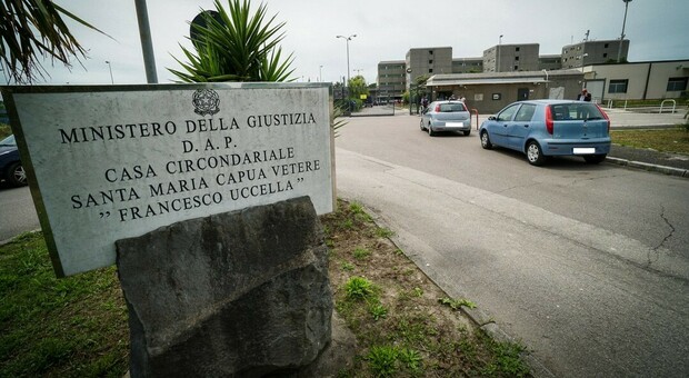 Covid, cluster nel carcere di Santa Maria: rivolta dei detenuti, feriti due agenti