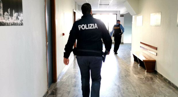Valigia di droga da vendere nelle scuole agli studenti: sei arresti all'Aquila