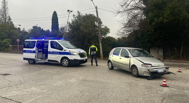Ancona, schianto frontale tra l'auto ed un furgone: marito e moglie all'ospedale
