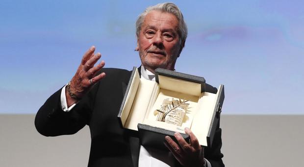 Le lacrime di Alain Delon a Cannes: «La mia Palma d'oro a Romy e a Mireille»