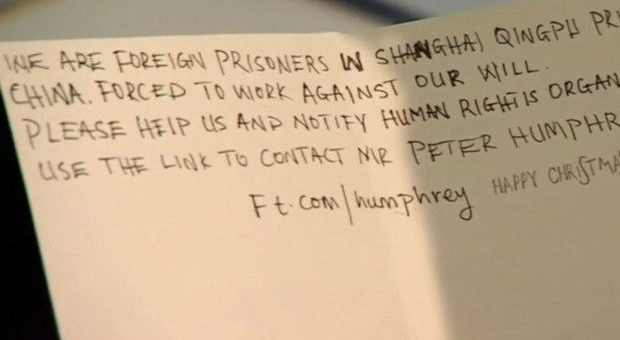 Londra, bimba compra cartolina di Natale e trova il messaggio da un carcere cinese: «Aiutateci»