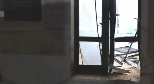Cannole, bomba contro l'abitazione di un investigatore privato. Distrutta porta ingresso e finestre della casa dei vicini