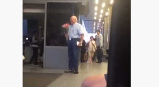 L'anziano attende la sua amata moglie al gate ​con un mazzo di fiori: il video commuove il web