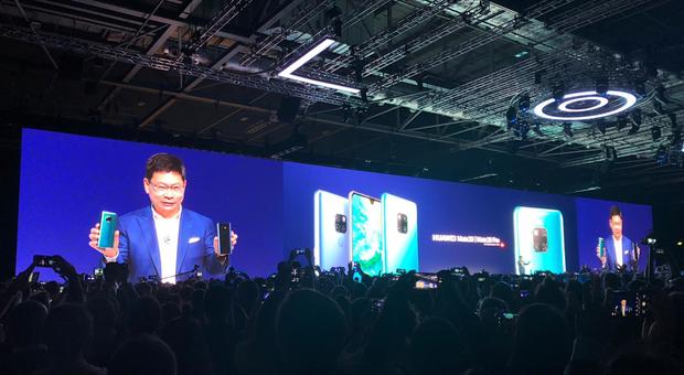 Huawei, ecco Mate 20 e Pro: 3 fotocamere auto-ricaricanti