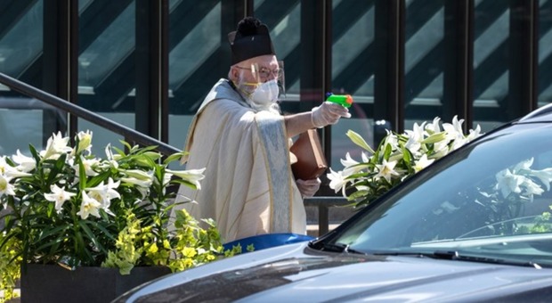 Usa, il prete con la pistola ad acqua: l'idea anti-contagio di un sacerdote del Michigan