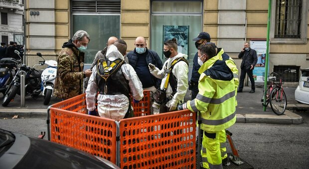 Milano, rapina nella banca Credit Agricole: dipendenti in ostaggio, rapinatori scappati dalle fogne