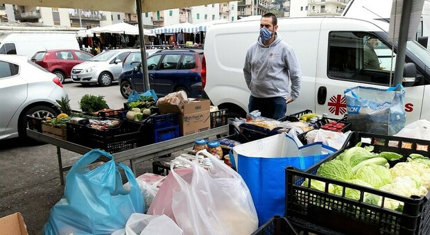 Salerno, il mercato della solidarietà: furgoni pieni di cibo per i bisognosi