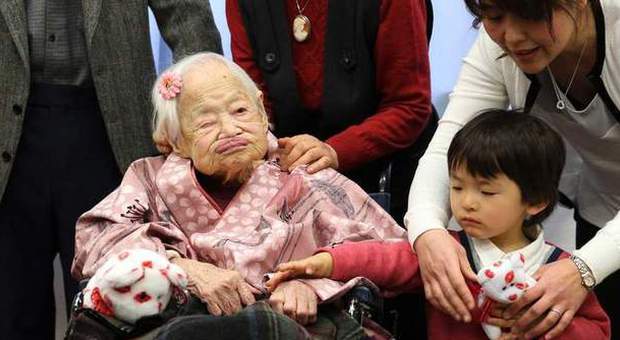 La donna più anziana del mondo compie 117 anni: «Il segreto? Mangio tre volte al giorno e dormo 15 ore»
