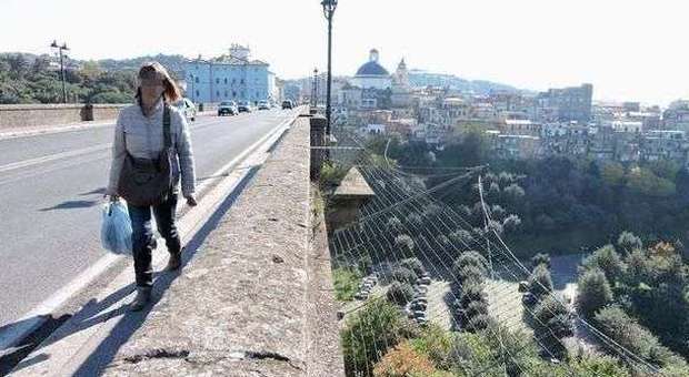 Ariccia, torna la maledizione del “ponte dei suicidi”: scultore scavalca e si toglie la vita