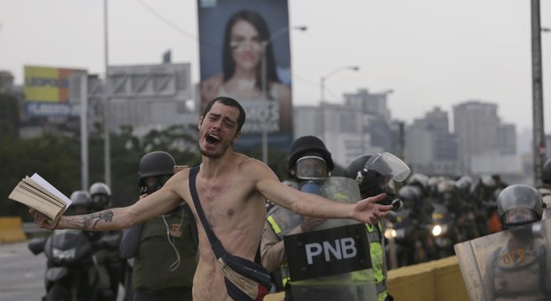 Venezuela nel caos, Caracas è come Tienanmen: piazze contro Maduro