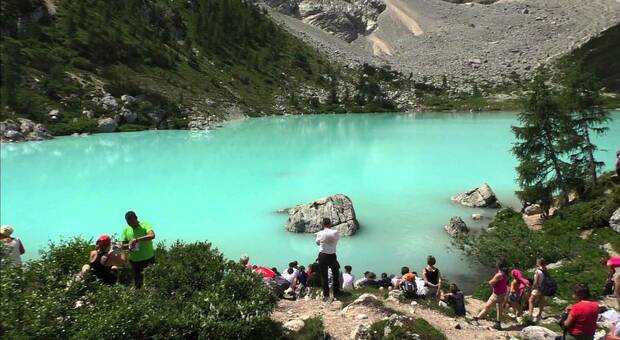 Turisti incivili e degrado anche d'autunno sul lago del Sorapiss