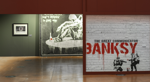 C'è Banksy a Trieste: al Salone degli Incanti la mostra "non autorizzata" dedicata al più misterioso artista