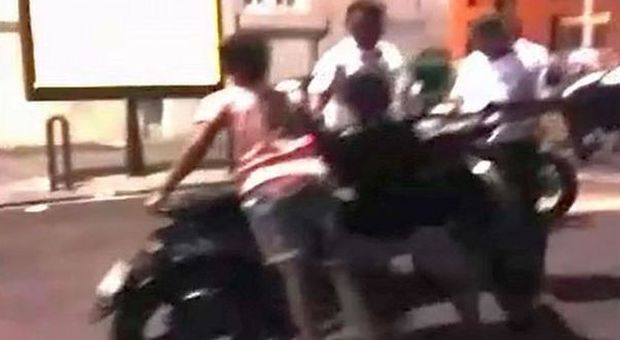 Napoli, due bambini fuggono a bordo di uno scooter: paura sul lungomare| Video