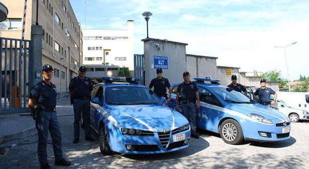 Ancona, fanno razzia di intimo e trucchi ma all'uscita trovano le Volanti: arrestate