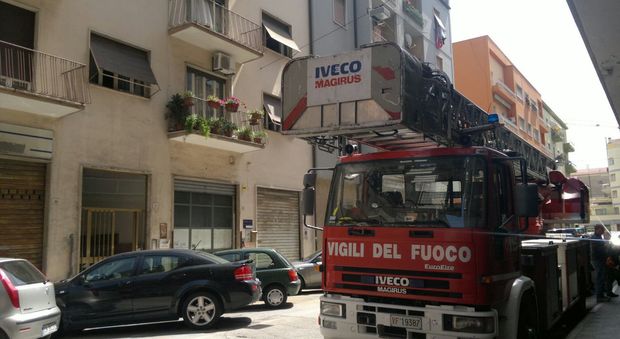 I vigili del fuoco al lavoro in via Fiorini