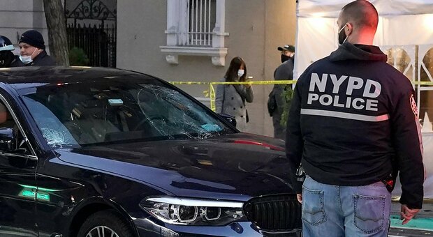 New York, spari davanti a cattedrale dopo coro Natale: uomo apre il fuoco contro gli agenti ma è ferito