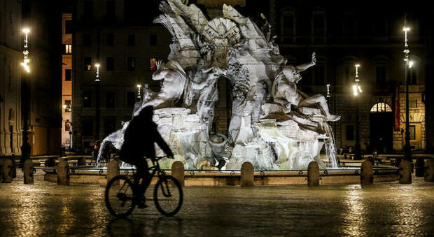Roma, fanno il bagno nella fontana in piazza Navona: multati tre turisti francesi