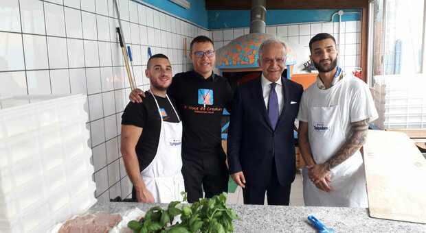 Don Merola e il ministro Piantedosi nella pizzeria della Fondazione