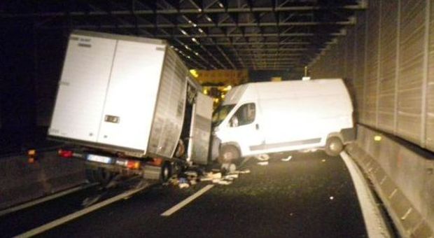 Genova. Furgone contromano su autostrada uccide donna: autista ubriaco e drogato | Video