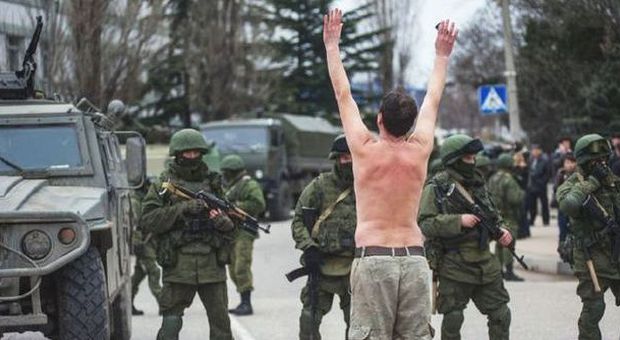 La protesta di un cittadino ucraino davanti ai soldati russi a Balaklava