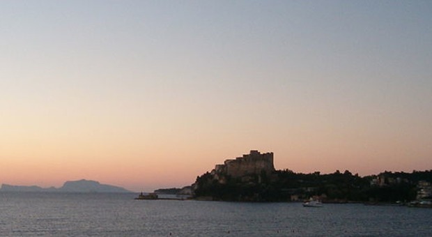 Al Castello di Baia un euro per il tramonto più bello del mondo