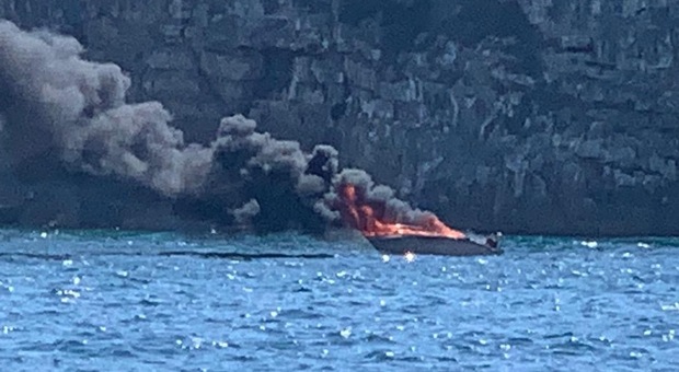 Barca in fiamme a Sorrento