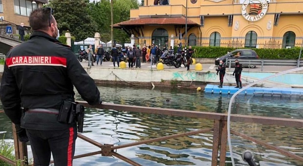 Rapina sei donne in mezz'ora e fugge tuffandosi nel Naviglio: preso dai carabinieri FOTO