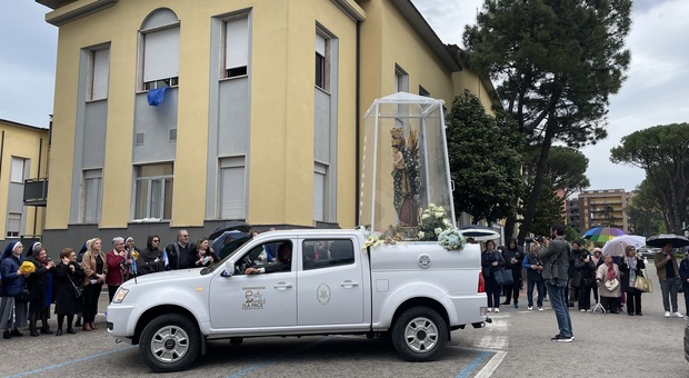 L'arrivo della statua all'ospedale San Pio