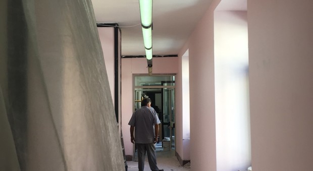 Eboli, pareti rosa in Comune: il sindaco s'infuria e le fa ridipingere