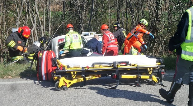 I soccorsi all'automobilista finito nel fosso a Coseano in Friuli