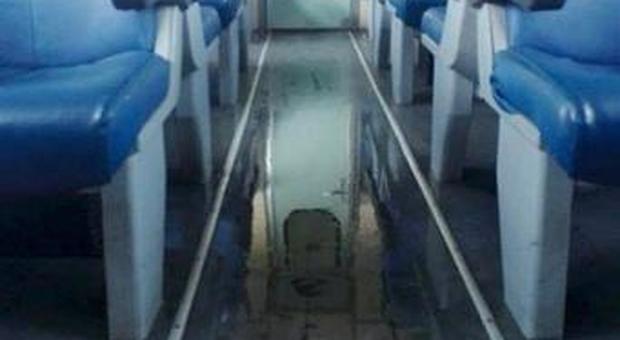 Acqua nei vagoni sul treno per Verona e Venezia /La foto-denuncia