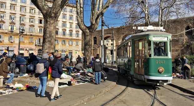 Un mercato illegale sui binari del tram, sos degrado a Porta Maggiore