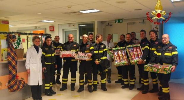 Pompieri-befane portano calzette di dolci ai bimbi della Pediatria all'Angelo