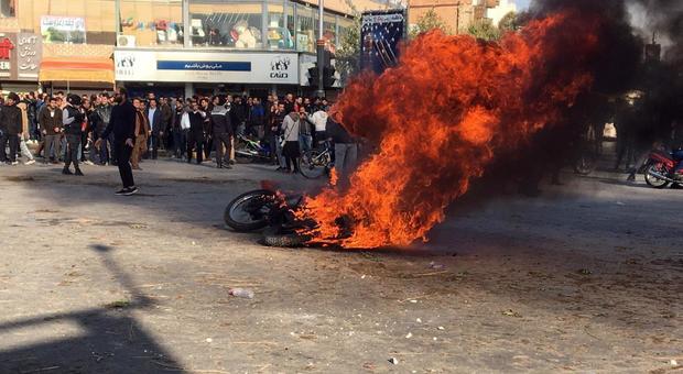 Iran, già 106 morti durante le proteste per il rincaro della benzina: uccisi anche 3 agenti