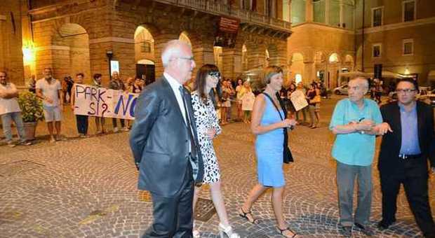 Il sindaco Carancini con Lucia Annibli attraversa la piazza: dietro la protesta dei commercianti (foto De Marco)
