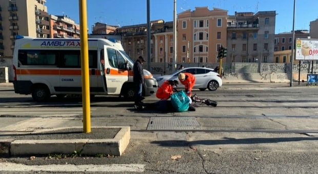 Roma, rider cade con la bicicletta sulle rotaie del tram