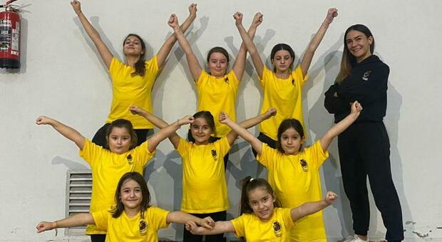 Cheerleaders, primo gruppo in provincia di Frosinone con il simbolo della squadra di calcio